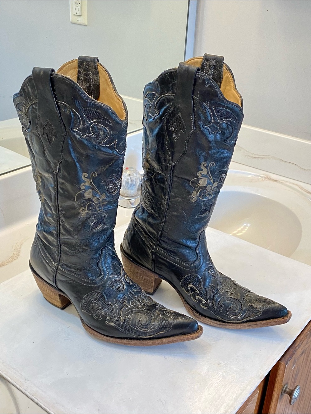 Vintage Corral women boot size 6.5M good condition clean clean interior